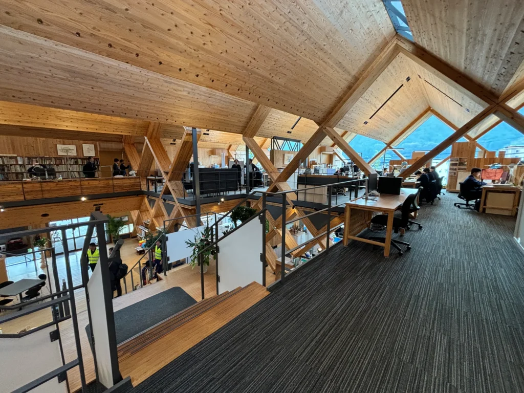 銘建工業本社事務所:CLTと集成材が織りなす構造美