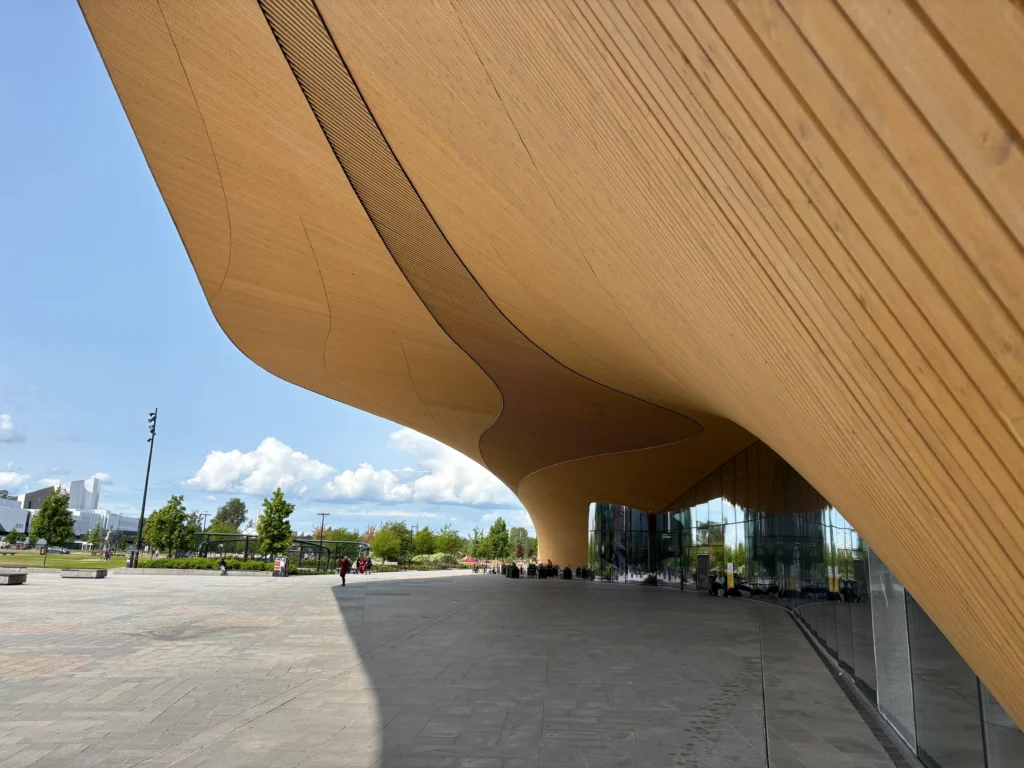 ヘルシンキ中央図書館Oodiに見る公共建築の木質化