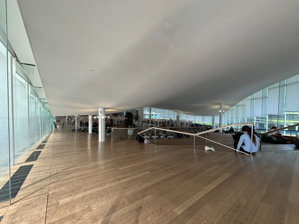 ヘルシンキ中央図書館Oodiの木材とハイブリッド構造