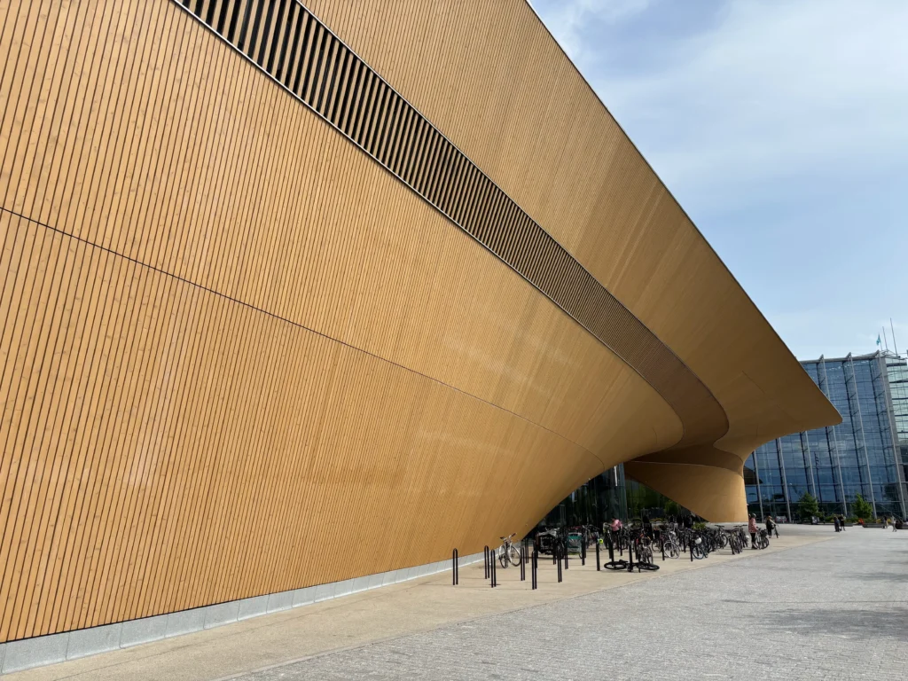 ヘルシンキ中央図書館Oodiの象徴的な木製ファサード