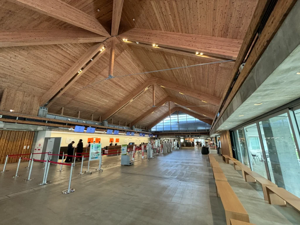 みやこ下地島エアポートターミナル:開放的な空間デザイン