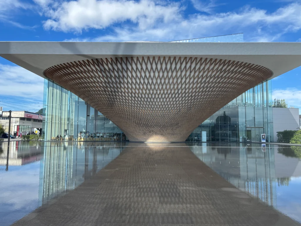 静岡県富士山世界遺産センターと木材利用