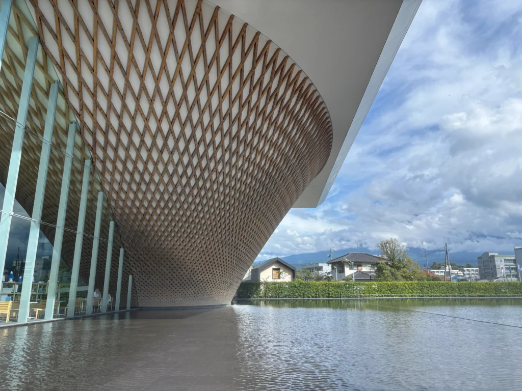 静岡県富士山世界遺産センターと富士ヒノキ