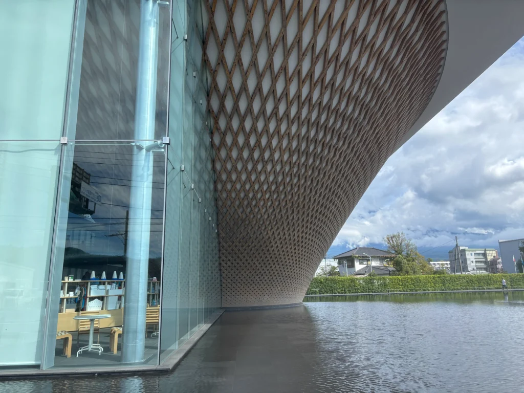 静岡県富士山世界遺産センターと逆さ富士