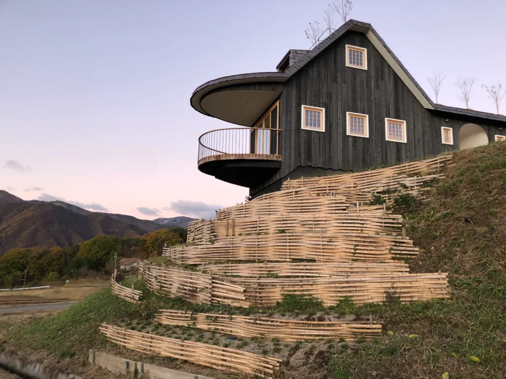 小泊Fujiと空間:静寂を生む素材使い