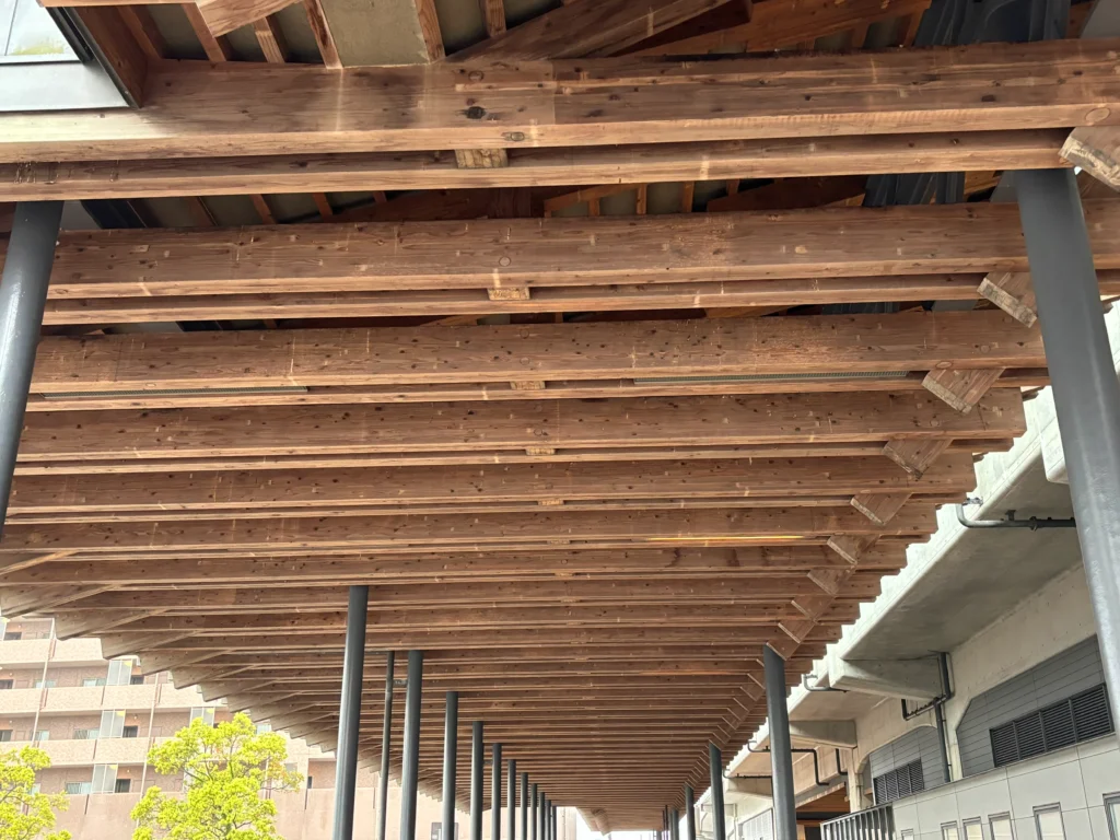 日向市駅の建築ポイント:鉄と木のハイブリッド構造