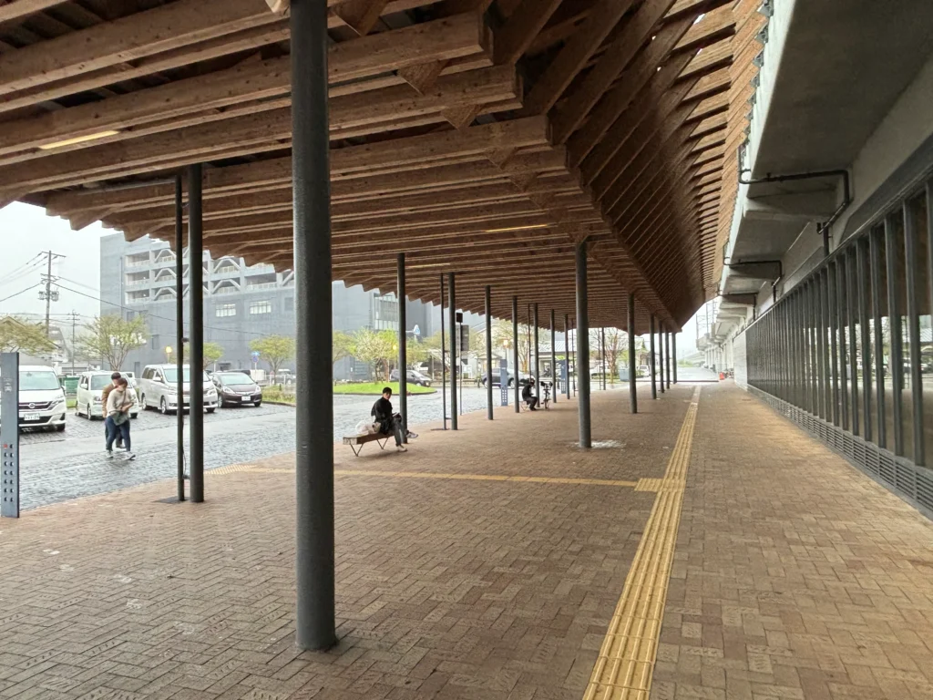 日向市駅のコンセプト:地域の杉材が繋ぐ駅と街