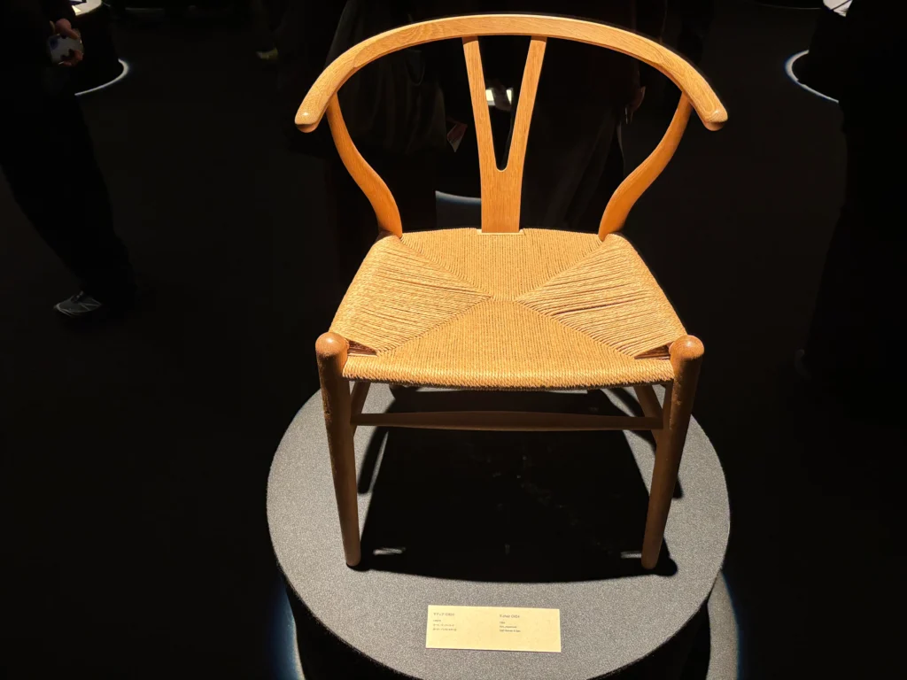 Yチェア》(1950)はもちろん、ケネディ大統領も座ったとされる《ザ・チェア