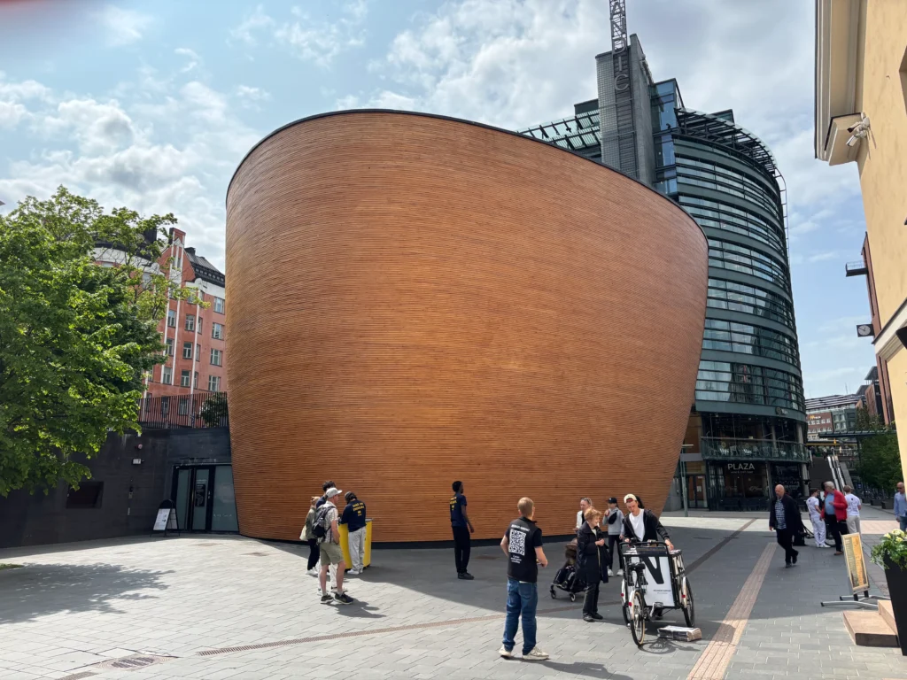 カンピ聖堂のコンセプト:都市広場における「静寂の器」