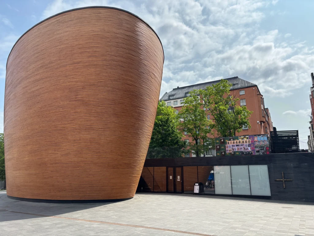 カンピ聖堂の採光計画:天井から降り注ぐ自然光