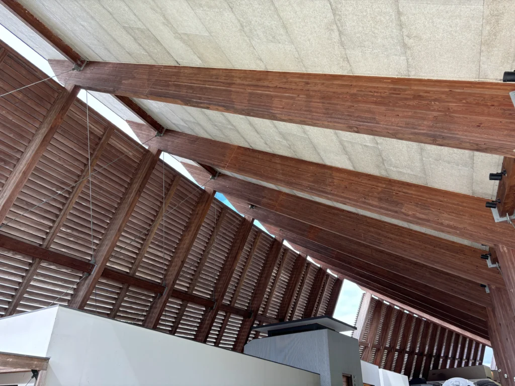 ヴィソン×大屋根：マルシェを覆う圧巻の木造架構